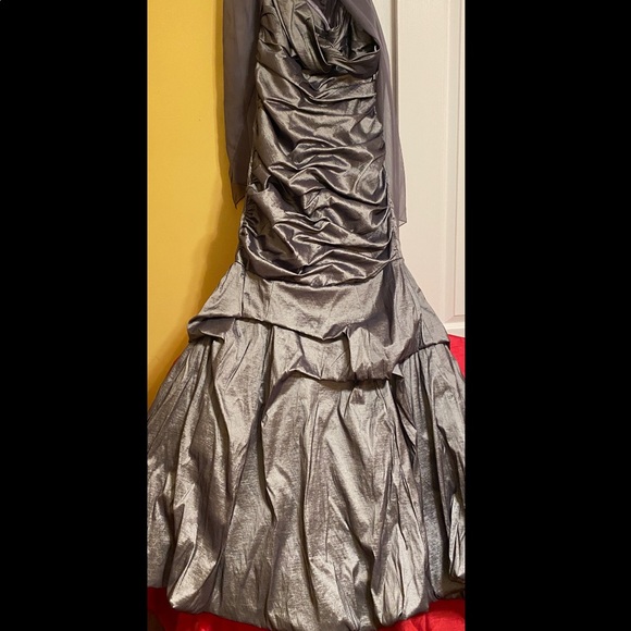 New Formal Gown - Picture 1 of 5